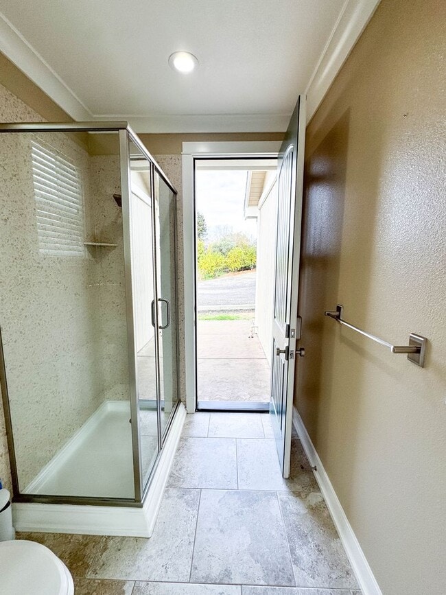 Building Photo - Charming 2 Bed/2 Bath Home