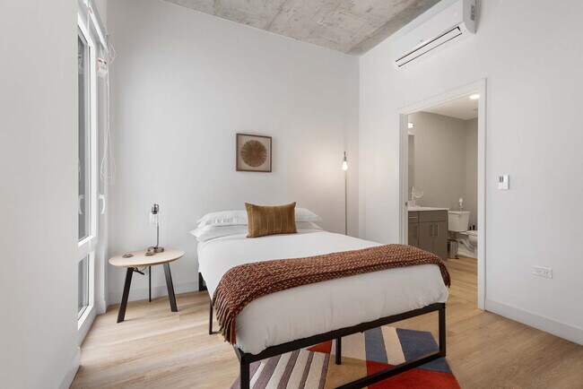 Building Photo - 853 W Blackhawk St