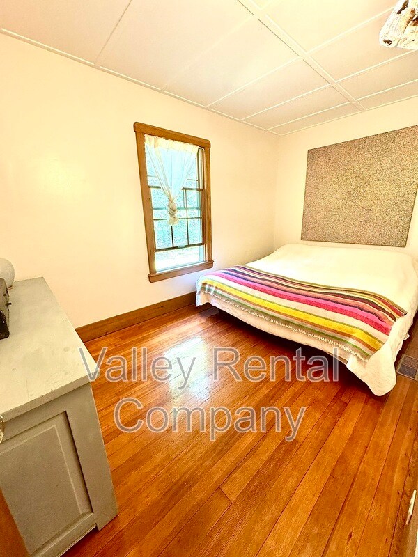 Building Photo - 323 Pelham Rd