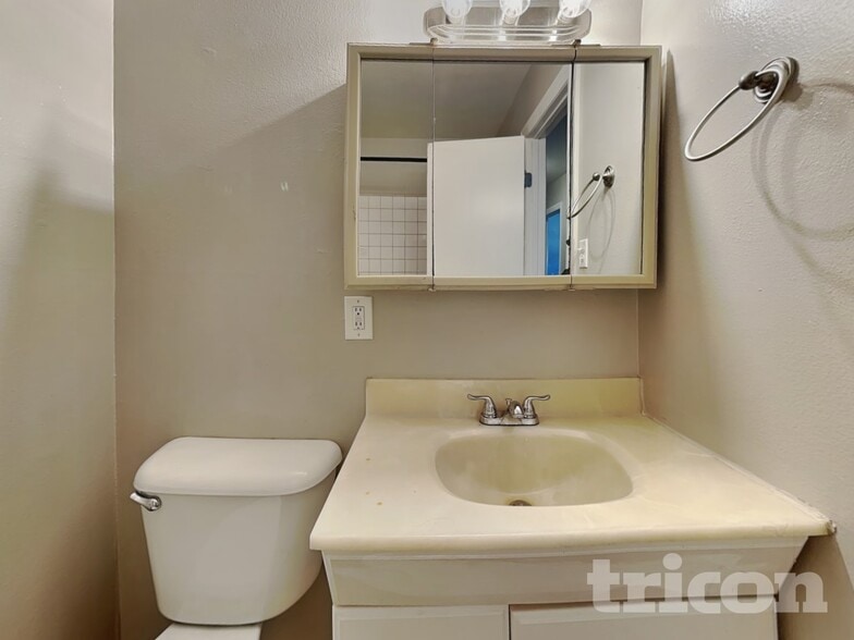 Building Photo - 1001 Akard Dr