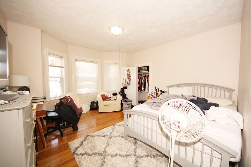 Building Photo - 64 Bedford St