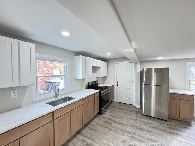 Building Photo - BRAND NEW RENOVATION! Modern 3BR Single Fa...