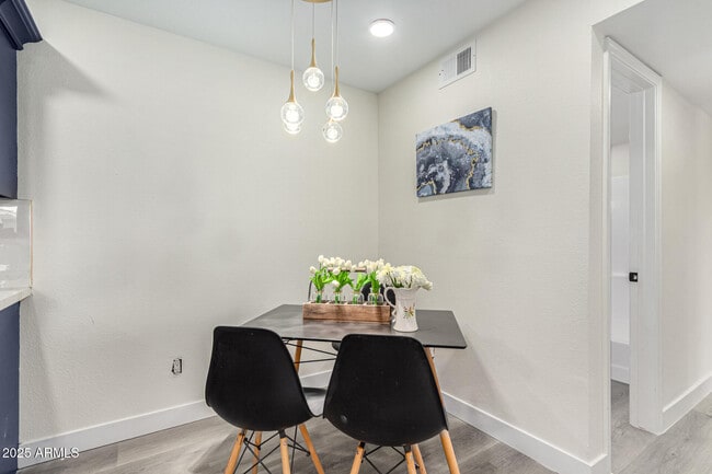 Building Photo - 623 W Guadalupe Rd