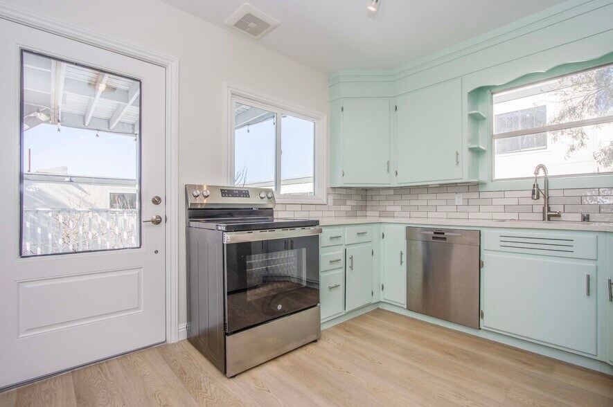 Building Photo - 220A Romain St