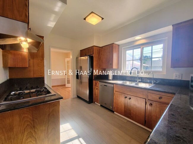 Building Photo - Beautiful Bixby Knolls 2 Bedroom Home with...