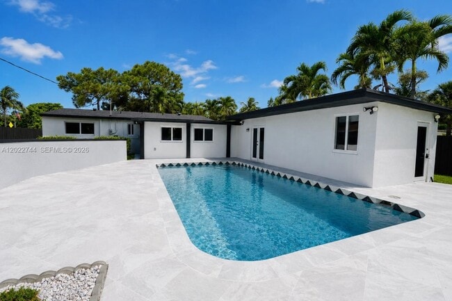 Building Photo - 2573 Conroy Dr