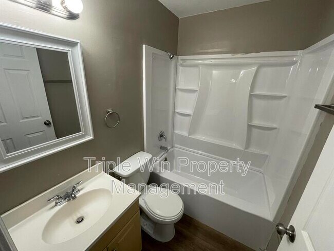 Building Photo - 10261 Imperial Dr