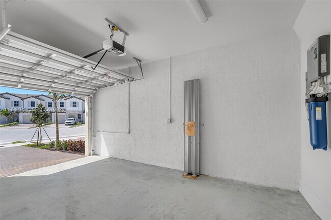 Building Photo - 2425 SE 28th Dr