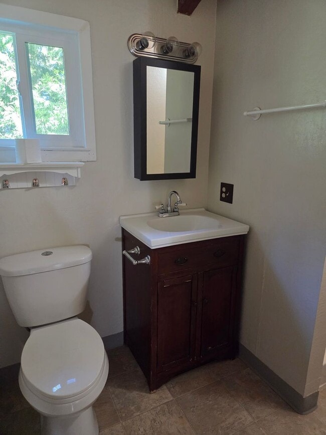Building Photo - Charming 3-Bed, 2-Bath Home in Peaceful Tw...