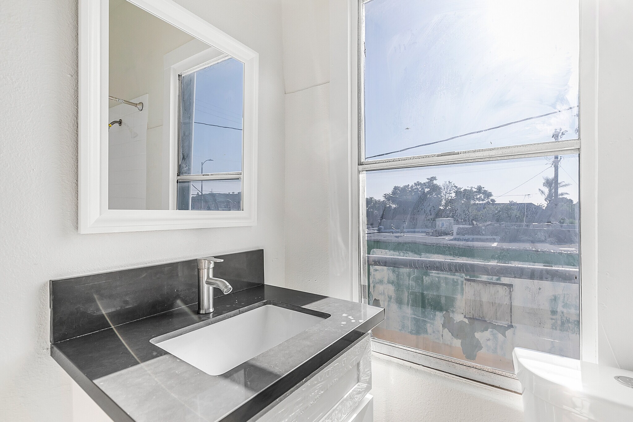 Building Photo - 1618 E Vernon Ave