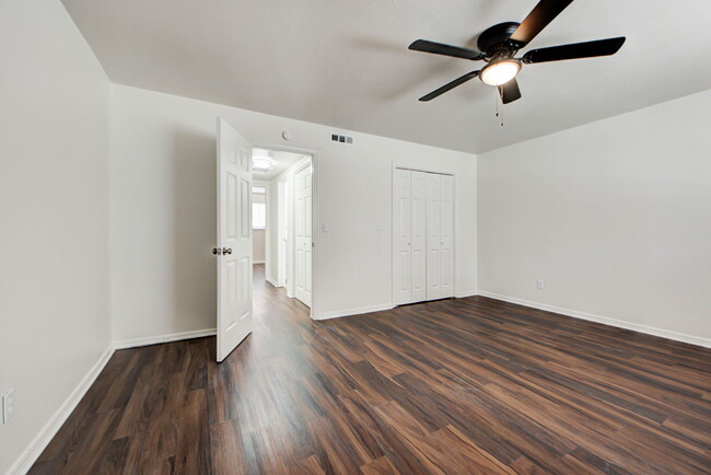 Building Photo - 2112 Melrose Dr