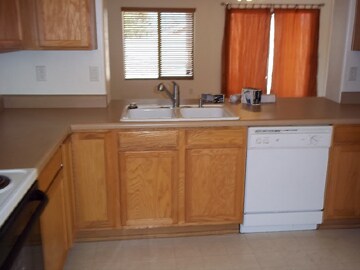 Building Photo - Available Early Dec! 4 BR 2 Bath Home! Cor...