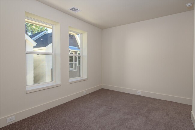 Building Photo - 881 Rachel St