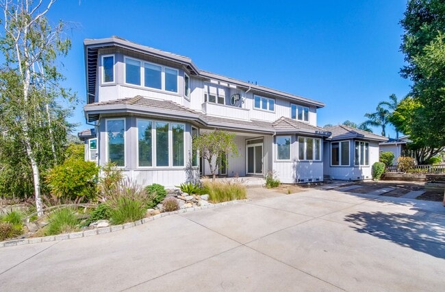 Building Photo - Large 3,767 sqft home on a 10,000 sqft lot- 2 bed located on 1st floor w/ separate entrance - Top...