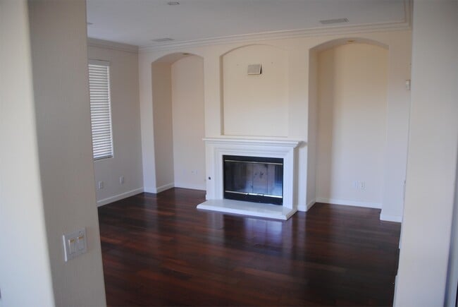 Building Photo - 772 Calle De Soto