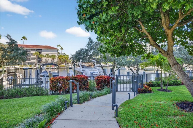 Building Photo - 3200 Port Royale Dr N