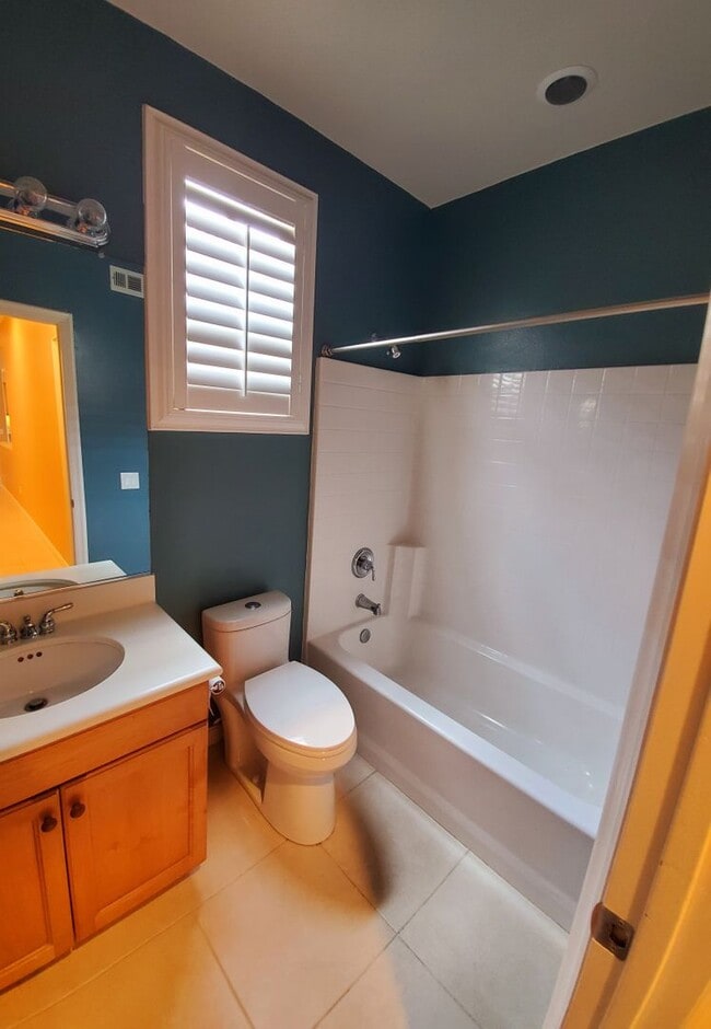 Building Photo - GORGEOUS Executive Home. OFFICE /LOFT/ GRE...