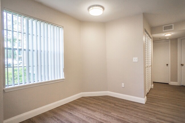 Building Photo - NEWLY UPDATED 2 bedroom 2 bath condo for r...