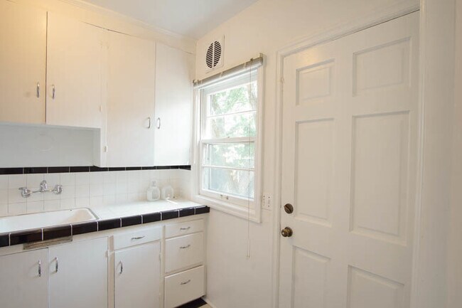 Building Photo - Charming NW 1-Bed Ready Late May!