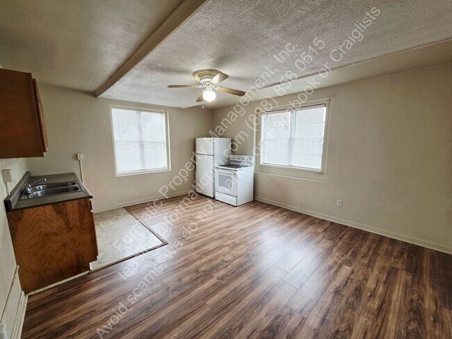 Building Photo - 323 Hughes St