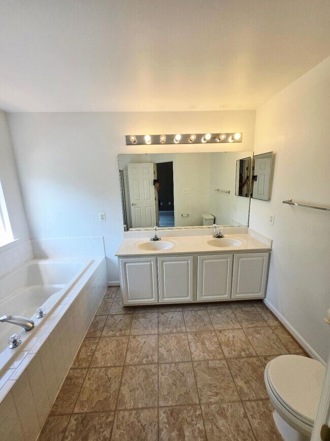 Building Photo - Great Townhouse in Pasadena Maryland