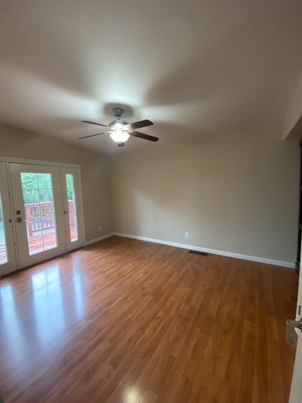 Building Photo - 447 W 2nd St