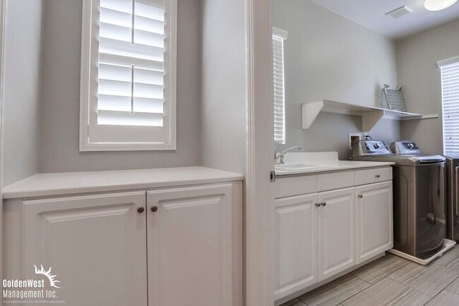 Building Photo - Beautiful 5Bdm 2.5Ba Home with Mountain Vi...
