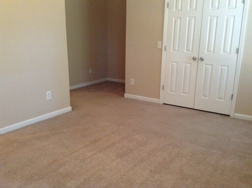 Building Photo - Available Now! 3 bed, 3 bath!