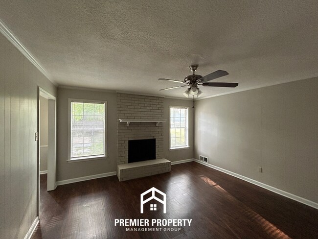 Building Photo - Spacious 4BR/2BA Southaven Home | Hardwood Floors, Fireplace & Fenced Yard with Shed