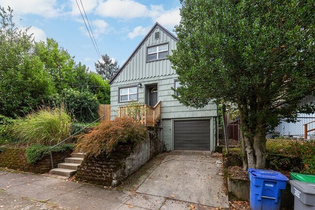 Building Photo - 3215 SE 53rd Ave