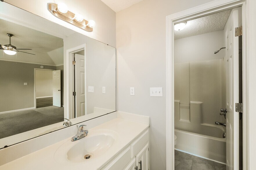 Building Photo - 1241 Trotters Stop Cove