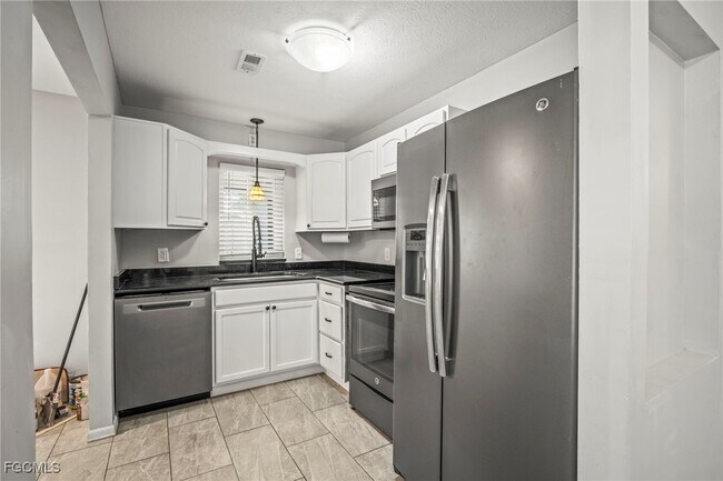 Building Photo - 2210 Parkview Dr