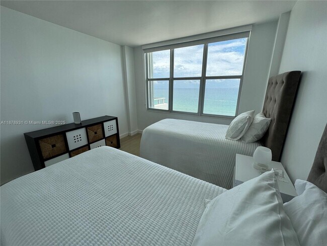 Building Photo - 5161 Collins Ave