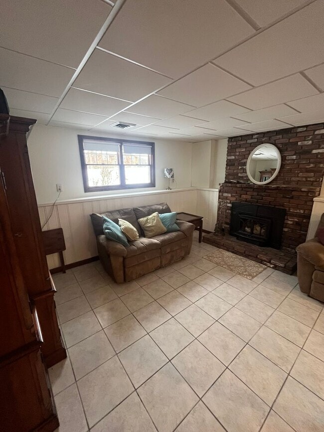 Building Photo - Lincoln Lane