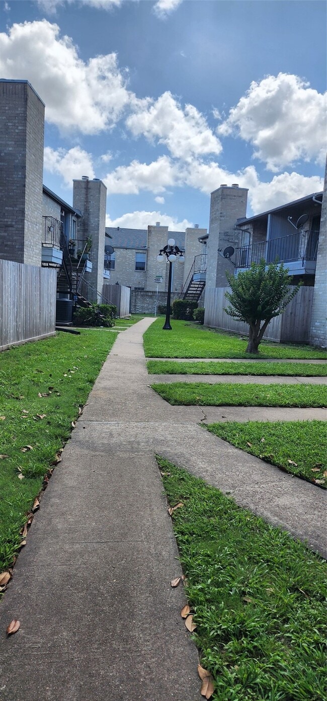 Building Photo - 6500 Sands Point Dr