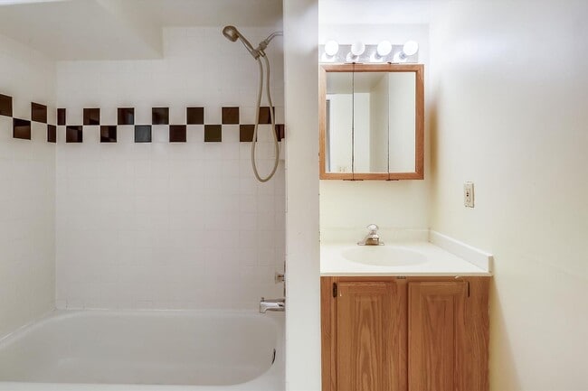 Building Photo - Updated and Ready for Move In