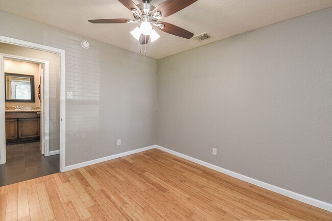 Building Photo - 8806 Lakeside Forest Dr