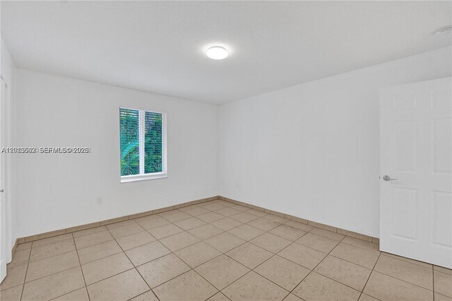 Building Photo - 2747 SW 17th St