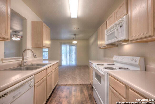 Building Photo - 3 Bedroom/2.5 Bath located in Villas at Northgate