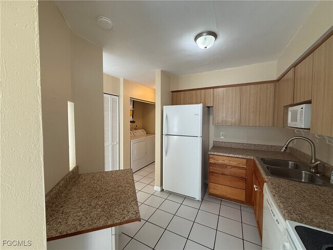 Building Photo - 2117 SW Santa Barbara Pl