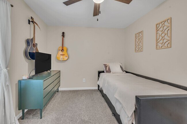 Building Photo - 2029 Sunday Silence Dr