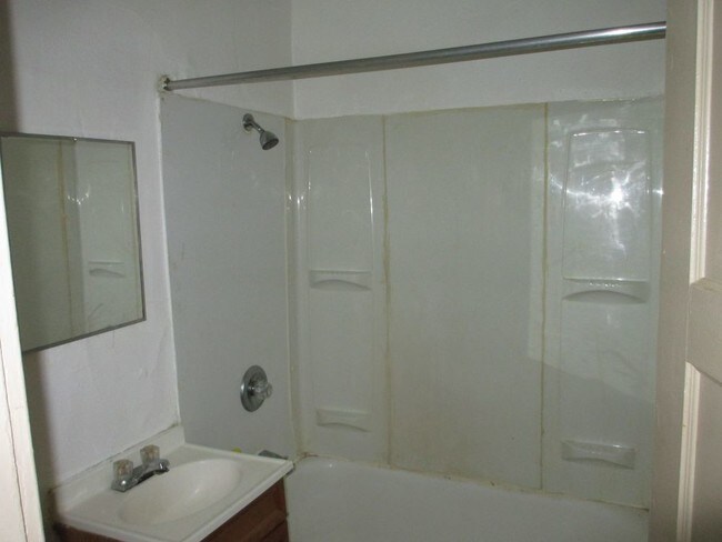 Building Photo - 3112 W. Glendale Ave - 1 Bedroom Lower