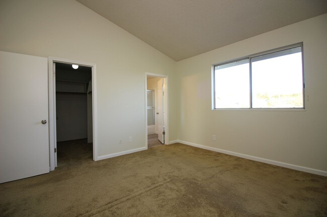 Building Photo - 3 Bedroom Townhome for Rent!