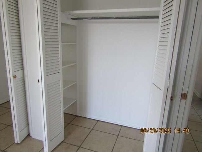 Building Photo - Very nice spacious home! No Carpet! Pet Fr...