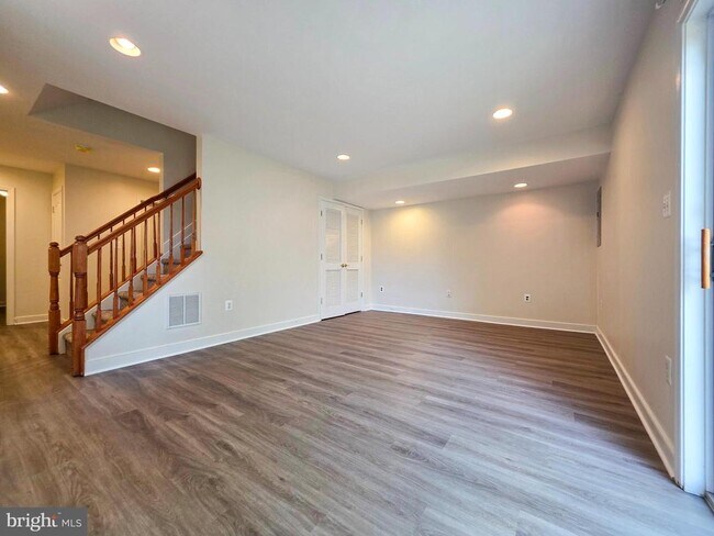Building Photo - 3300 Broker Ln