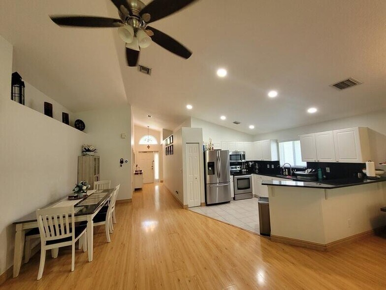 Building Photo - 10674 Oak Bend Way
