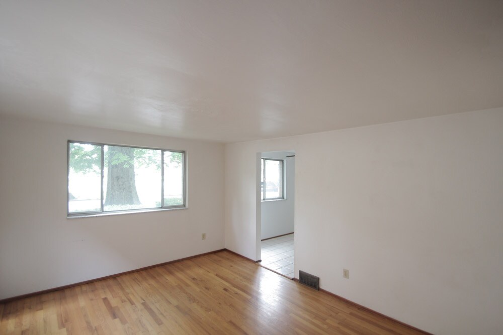 Building Photo - 408 South Ave