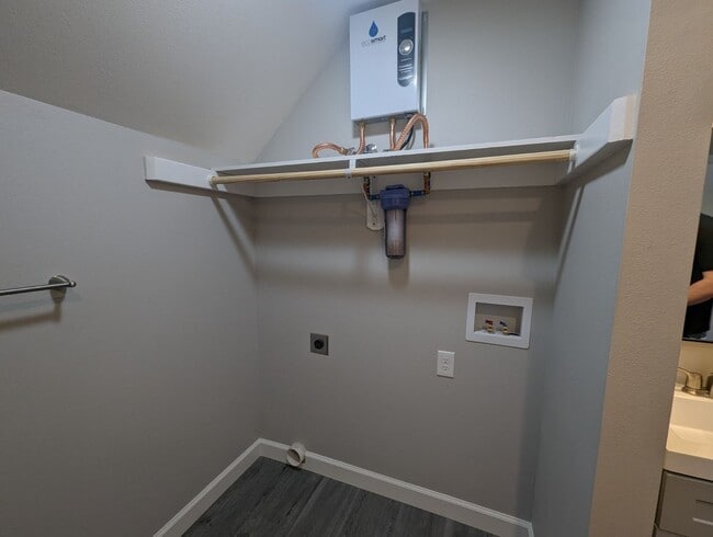 Building Photo - 1 Bedroom • 1 Bath Duplex on 23rd Street!