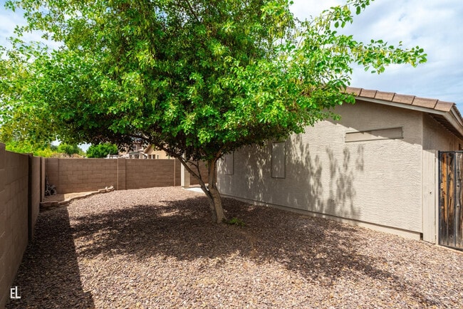 Building Photo - 12937 W Bloomfield Rd