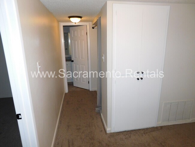 Building Photo - 4005 Myrtle Ave